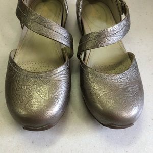 OTBT flat shoes size 8.5. Pearlized beige